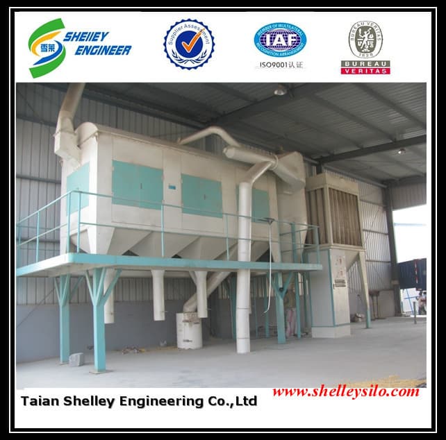 Grain cleaning machine with dust removing system